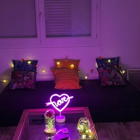 Netflix And Cosy Romantic Paris